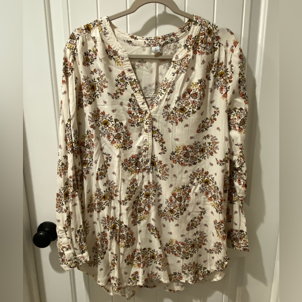 🛍️SALE…Old Navy Cream Floral V-Neck Tunic